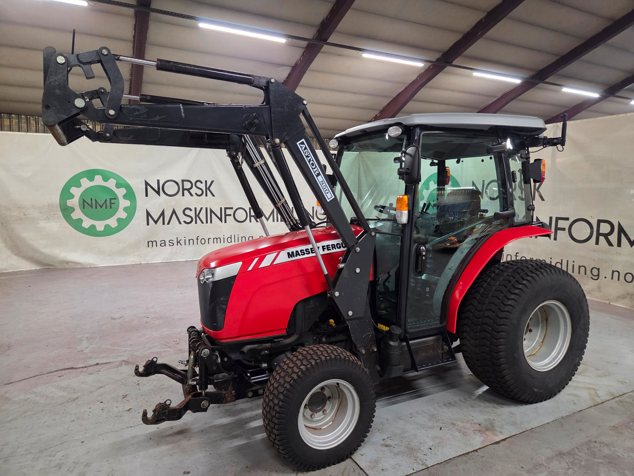 Massey Ferguson 1747 m/Laster, Front Hydraulikk og Front PTO - Traktor: das Bild 1 Massey Ferguson 1747 m/Laster, Front Hydraulikk og Front PTO - Traktor: das Bild 1