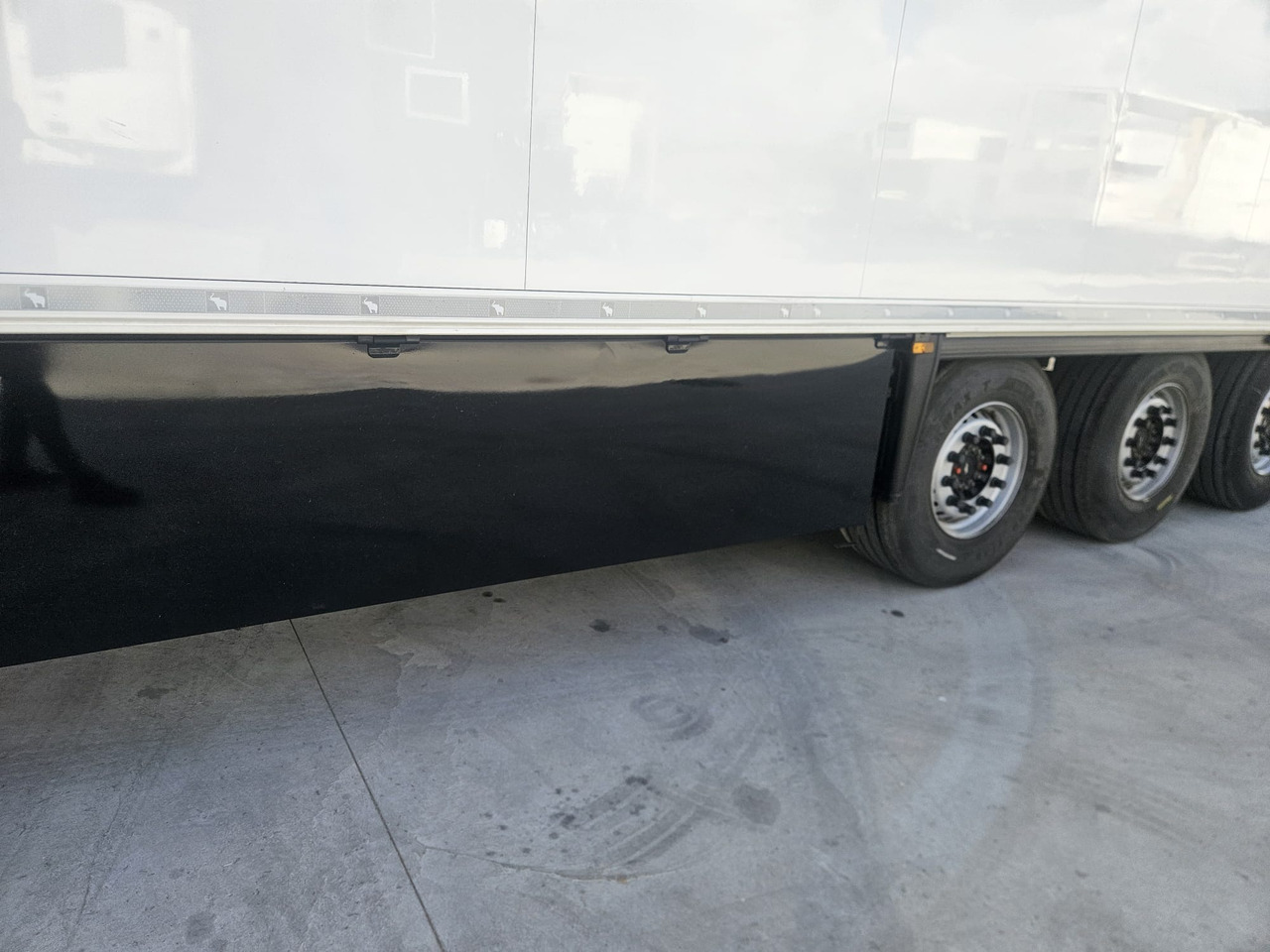 SCHMITZ CARGOBULL SKO 24/L - FP 60 ThermoKing SLXi300 - Kühlkoffer Auflieger: das Bild 3 SCHMITZ CARGOBULL SKO 24/L - FP 60 ThermoKing SLXi300 - Kühlkoffer Auflieger: das Bild 3