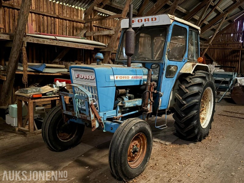 1975 FORD 4000 MED FRONTLASTER - Traktor: das Bild 1 1975 FORD 4000 MED FRONTLASTER - Traktor: das Bild 1