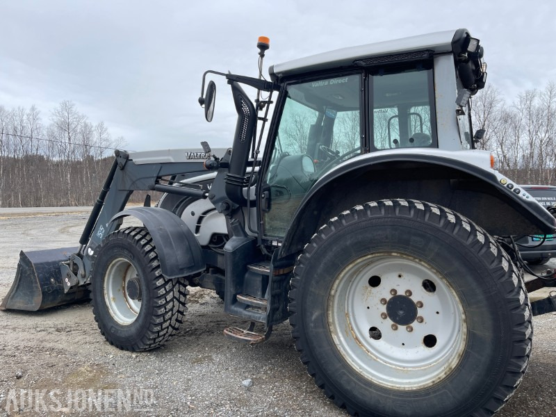 2011 Valtra N142 8670 Med laster og skuffe, Pallegaflfler, lodd, Eu godkjent til 22.01.2026 - Traktor: das Bild 3 2011 Valtra N142 8670 Med laster og skuffe, Pallegaflfler, lodd, Eu godkjent til 22.01.2026 - Traktor: das Bild 3