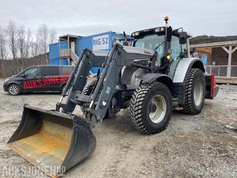 2011 Valtra N142 8670 Med laster og skuffe, Pallegaflfler, lodd, Eu godkjent til 22.01.2026 - Traktor: das Bild 1 2011 Valtra N142 8670 Med laster og skuffe, Pallegaflfler, lodd, Eu godkjent til 22.01.2026 - Traktor: das Bild 1
