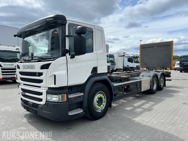 2016 Scania P410 containerbil, lav km, EU, 411 hk, baklem, automat - Containerwagen/ Wechselfahrgestell LKW: das Bild 1 2016 Scania P410 containerbil, lav km, EU, 411 hk, baklem, automat - Containerwagen/ Wechselfahrgestell LKW: das Bild 1