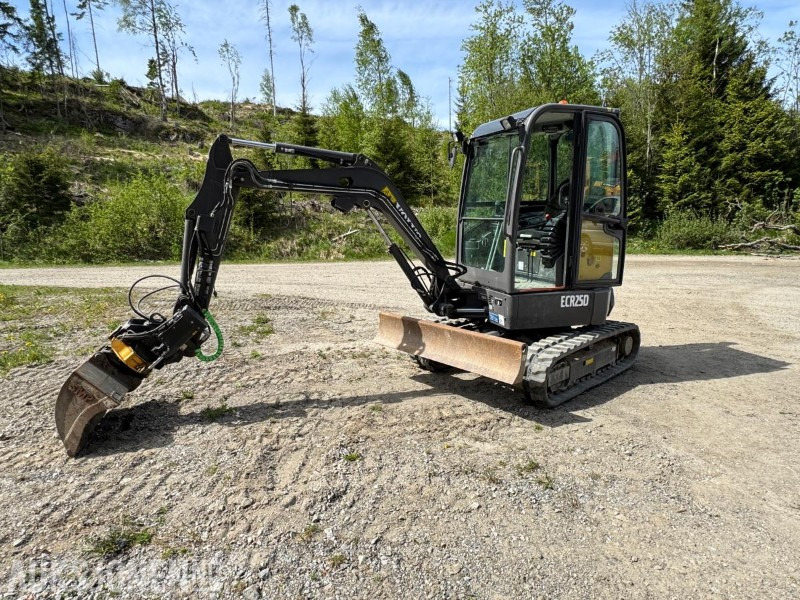 2017 Volvo ECR25D m/Engcon tiltrotator, SE-klype, 3 skuffer, vibroplate, 891 timer, Minigraver - Minibagger: das Bild 1 2017 Volvo ECR25D m/Engcon tiltrotator, SE-klype, 3 skuffer, vibroplate, 891 timer, Minigraver - Minibagger: das Bild 1