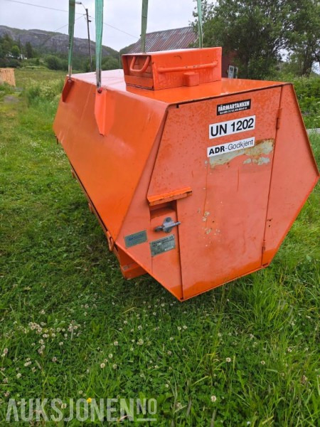 1900 Andre Farmartanken AB 3000 l - Anbauteil für Baumaschine: das Bild 1 1900 Andre Farmartanken AB 3000 l - Anbauteil für Baumaschine: das Bild 1