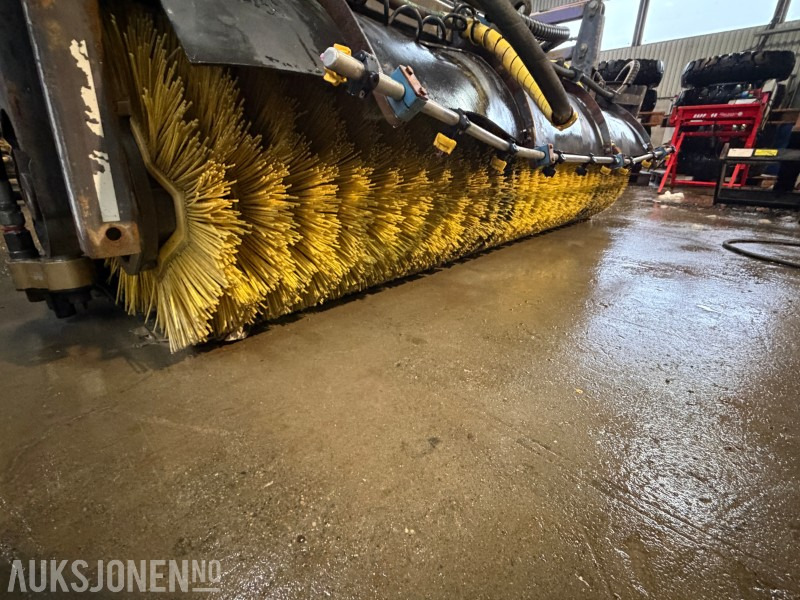 2015 Holms Feiemaskin m/ Oppsamler – Vannsystem – Kantbørste 2,6 m - Anbauteil für Baumaschine: das Bild 5 2015 Holms Feiemaskin m/ Oppsamler – Vannsystem – Kantbørste 2,6 m - Anbauteil für Baumaschine: das Bild 5