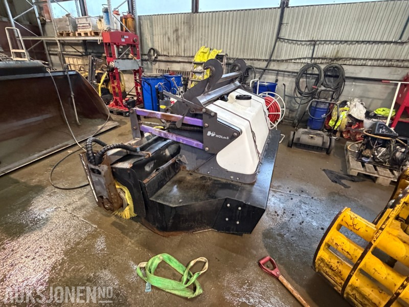 2015 Holms Feiemaskin m/ Oppsamler – Vannsystem – Kantbørste 2,6 m - Anbauteil für Baumaschine: das Bild 3 2015 Holms Feiemaskin m/ Oppsamler – Vannsystem – Kantbørste 2,6 m - Anbauteil für Baumaschine: das Bild 3