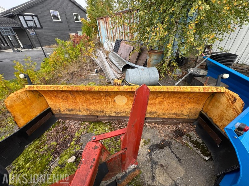 Brøyteskjær med vinger / Trima feste - Anbauteil für Baumaschine: das Bild 2 Brøyteskjær med vinger / Trima feste - Anbauteil für Baumaschine: das Bild 2