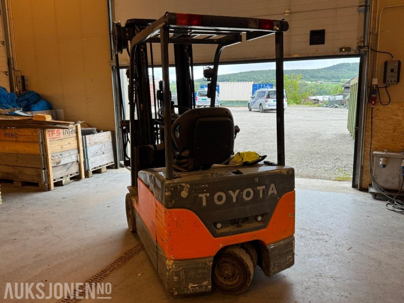 2005 Toyota 7FBEF15 gaffeltruck / 5 meter løftehøyde - Flurförderzeug: das Bild 3 2005 Toyota 7FBEF15 gaffeltruck / 5 meter løftehøyde - Flurförderzeug: das Bild 3