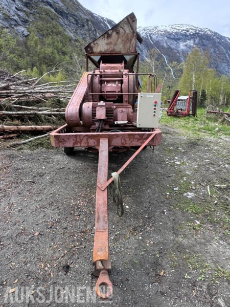 Hengermontert Steinknuser - 20/40 knuser - 230V - 22kW - Styreskap med softstart - Fungerer - Brecher: das Bild 2 Hengermontert Steinknuser - 20/40 knuser - 230V - 22kW - Styreskap med softstart - Fungerer - Brecher: das Bild 2