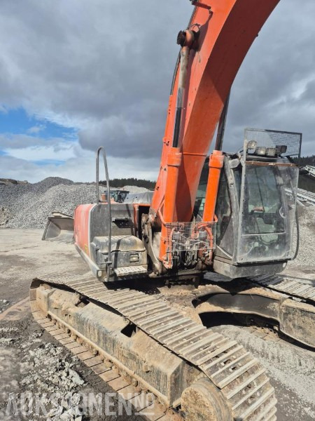 Hitachi ZX280LC Ny motor 2.500 timer siden, nye belter 1.000timer siden , Sentralsmøring, hurtigkobling, 11.600 arbeidstimer, 1 skuffe - Bagger: das Bild 3 Hitachi ZX280LC Ny motor 2.500 timer siden, nye belter 1.000timer siden , Sentralsmøring, hurtigkobling, 11.600 arbeidstimer, 1 skuffe - Bagger: das Bild 3