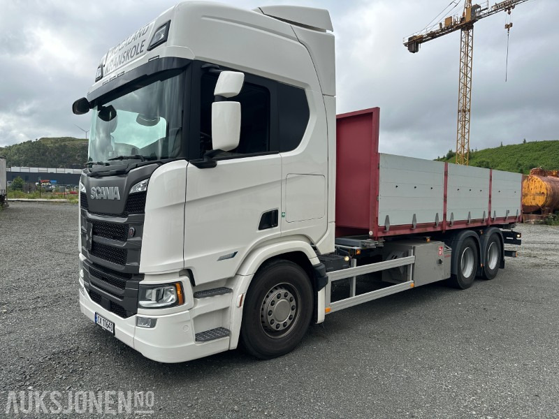 Scania R560 2022 – Kjøreskolebil m/ plan og containerpåbygg - LKW: das Bild 1 Scania R560 2022 – Kjøreskolebil m/ plan og containerpåbygg - LKW: das Bild 1