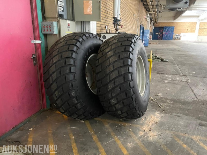 Hjulsett stått på McCormick CX80 - Gressdekk/industridekk med felger 500/60 R 22.5 og 23-1 R26 - ingen minstepris - Landmaschine: das Bild 1 Hjulsett stått på McCormick CX80 - Gressdekk/industridekk med felger 500/60 R 22.5 og 23-1 R26 - ingen minstepris - Landmaschine: das Bild 1
