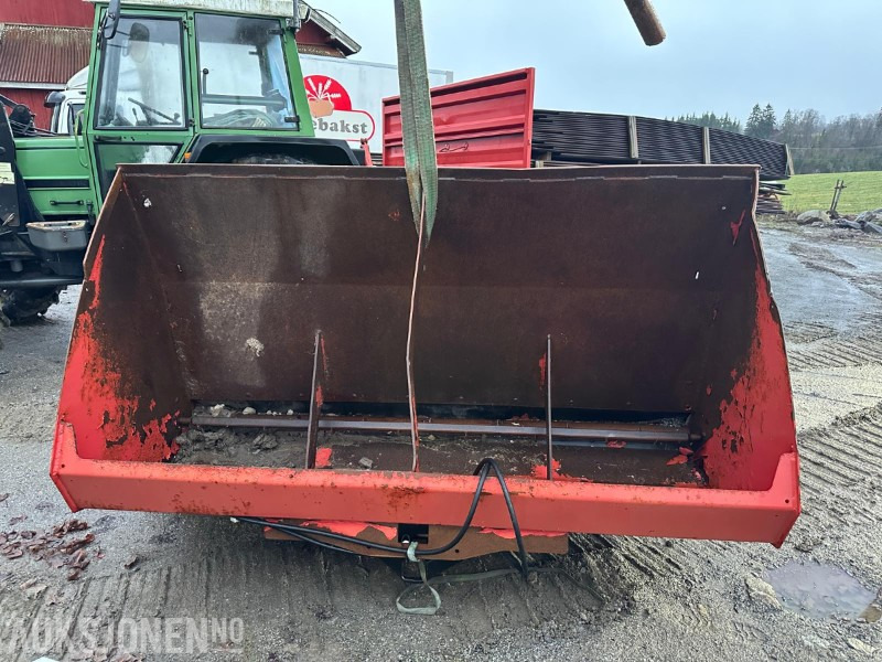 TOKVAM SAND-/STRØKASSE (REPOBJEKT) - Landmaschine: das Bild 1 TOKVAM SAND-/STRØKASSE (REPOBJEKT) - Landmaschine: das Bild 1