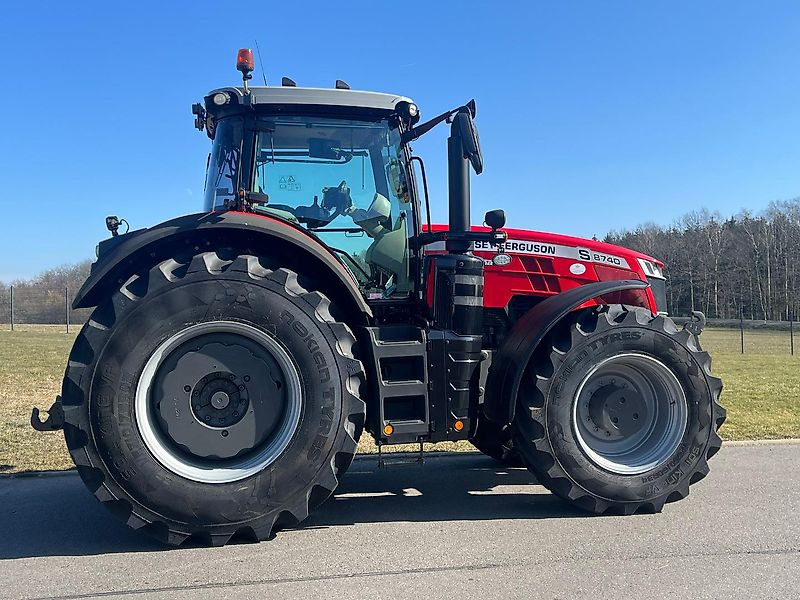 Massey Ferguson MF 8740 S "Exclusive Ausstattung" - Traktor: das Bild 3 Massey Ferguson MF 8740 S "Exclusive Ausstattung" - Traktor: das Bild 3