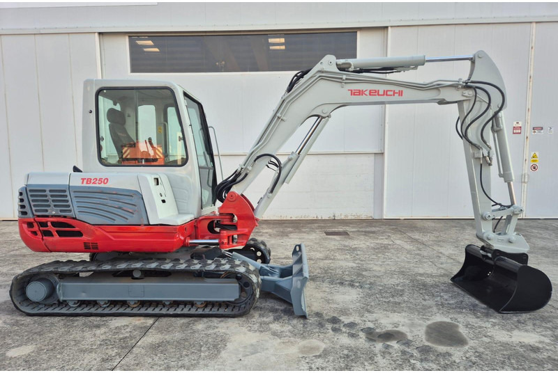 Takeuchi TB250 - Minibagger: das Bild 2 Takeuchi TB250 - Minibagger: das Bild 2