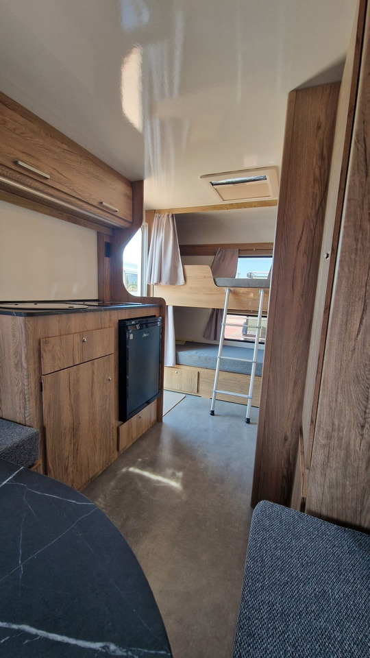 N-LAZUR Niewiadów Nowa Przyczepa Kempingowa dla 4 osób z Łazienką - Wohnwagen: das Bild 2 N-LAZUR Niewiadów Nowa Przyczepa Kempingowa dla 4 osób z Łazienką - Wohnwagen: das Bild 2