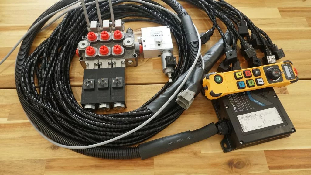 Monoblock hydraulic valve Galtech 3 sections 60 l/min 15 gpm 12 V + Remote radio Palfinger, Hiab, Fassi - Baumaschine: das Bild 1 Monoblock hydraulic valve Galtech 3 sections 60 l/min 15 gpm 12 V + Remote radio Palfinger, Hiab, Fassi - Baumaschine: das Bild 1
