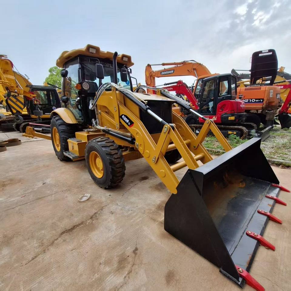 CAT 420F Backhoe Loader - Baggerlader: das Bild 1 CAT 420F Backhoe Loader - Baggerlader: das Bild 1