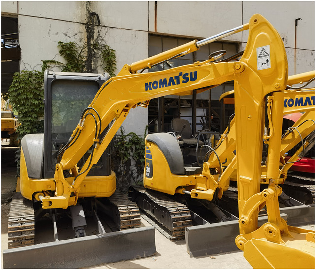 Good condition used excavator Komatsu PC35, Komatsu PC35MR-3 excavator with dozer, mini escavadora Komatsu - Kettenbagger: das Bild 1 Good condition used excavator Komatsu PC35, Komatsu PC35MR-3 excavator with dozer, mini escavadora Komatsu - Kettenbagger: das Bild 1