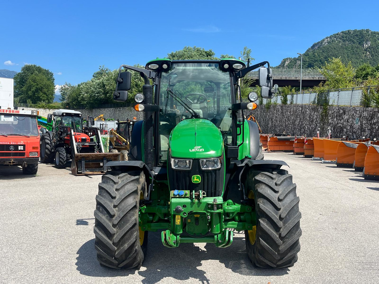 JOHN DEERE 5115R - Traktor: das Bild 3 JOHN DEERE 5115R - Traktor: das Bild 3
