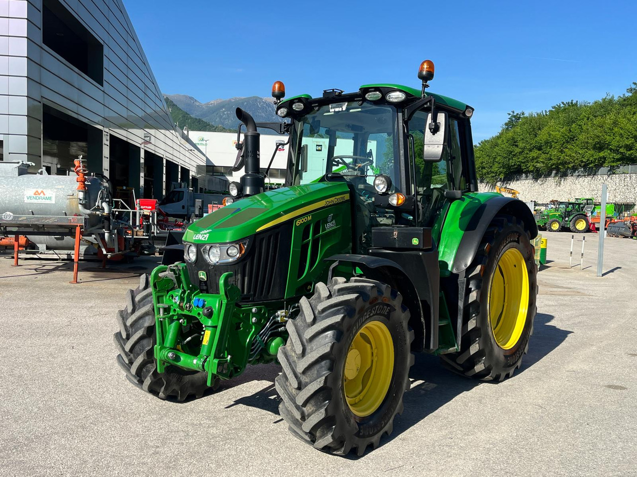 JOHN DEERE 6100M - Traktor: das Bild 2 JOHN DEERE 6100M - Traktor: das Bild 2