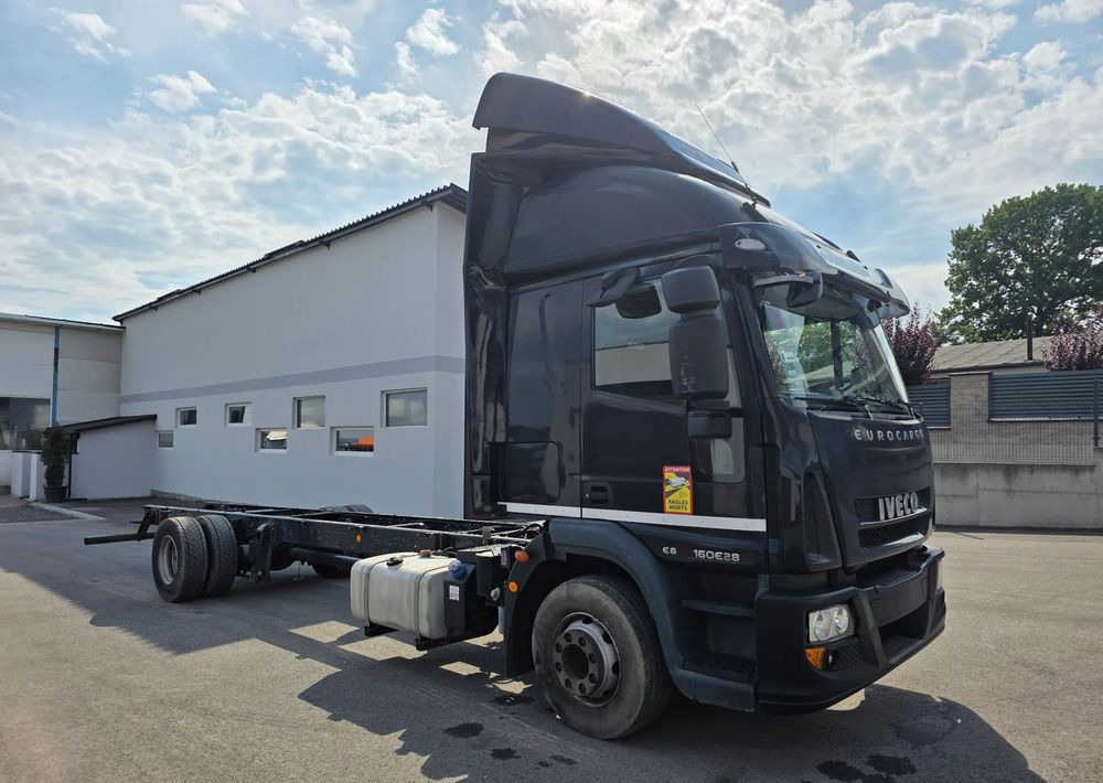 Iveco EUROCARGO 160E28 RAMA DO ZABUDOWY/ LAWETA / MANUAL / - Plane LKW: das Bild 2 Iveco EUROCARGO 160E28 RAMA DO ZABUDOWY/ LAWETA / MANUAL / - Plane LKW: das Bild 2