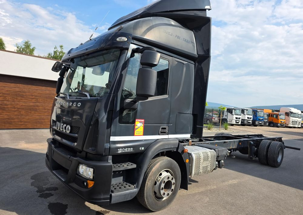 Iveco EUROCARGO 160E28 RAMA DO ZABUDOWY/ LAWETA / MANUAL / - Plane LKW: das Bild 3 Iveco EUROCARGO 160E28 RAMA DO ZABUDOWY/ LAWETA / MANUAL / - Plane LKW: das Bild 3
