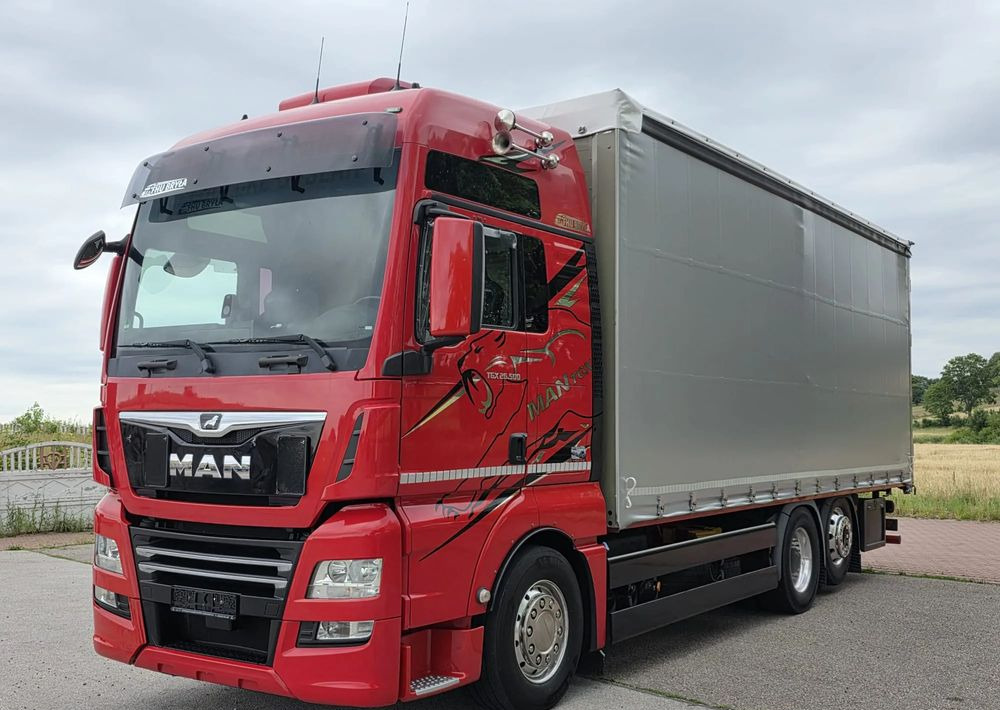 MAN TGX 26.500 / ALUMINIOWE FELGI / LIFT / 6X2 / KLIMA POSTOJOWA / 18PALET / E6 / FIRANKA / 17 TON ŁADOWNOŚĆ / WINDA / NISKI PRZEBIEG / JEDEN WŁAŚCICIEL / PODWIESZANA OŚ - Plane LKW: das Bild 2 MAN TGX 26.500 / ALUMINIOWE FELGI / LIFT / 6X2 / KLIMA POSTOJOWA / 18PALET / E6 / FIRANKA / 17 TON ŁADOWNOŚĆ / WINDA / NISKI PRZEBIEG / JEDEN WŁAŚCICIEL / PODWIESZANA OŚ - Plane LKW: das Bild 2