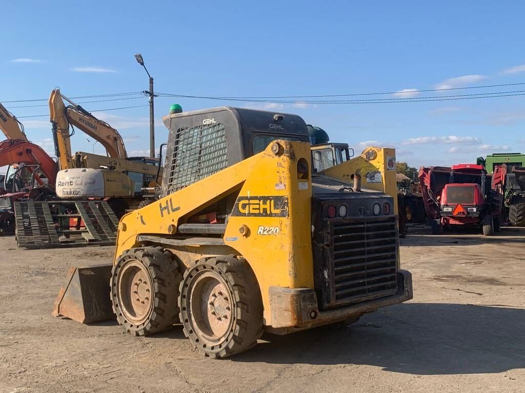 Gehl R 220 Gehl R 220 - Kompaktlader: das Bild 3 Gehl R 220 Gehl R 220 - Kompaktlader: das Bild 3