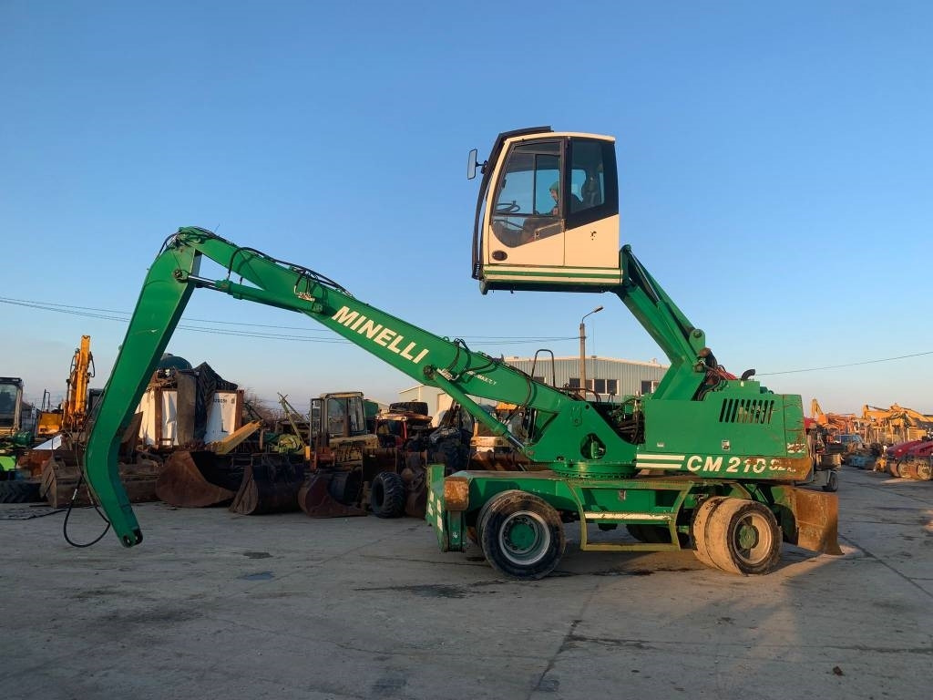 Minelli CM210 - Mobilbagger: das Bild 2 Minelli CM210 - Mobilbagger: das Bild 2