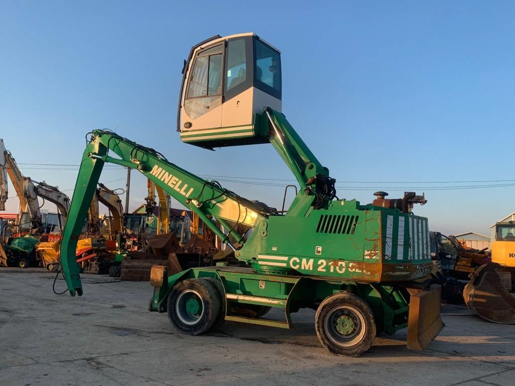 Minelli CM210 - Mobilbagger: das Bild 3 Minelli CM210 - Mobilbagger: das Bild 3