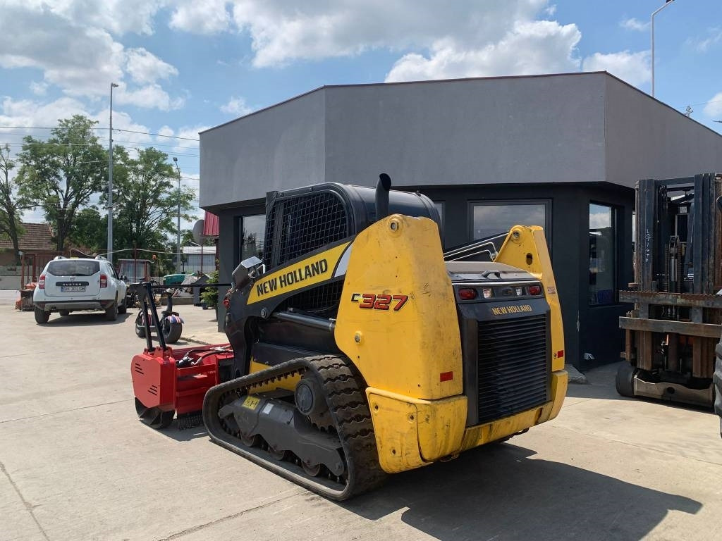 New Holland C327 - Kompaktlader: das Bild 3 New Holland C327 - Kompaktlader: das Bild 3
