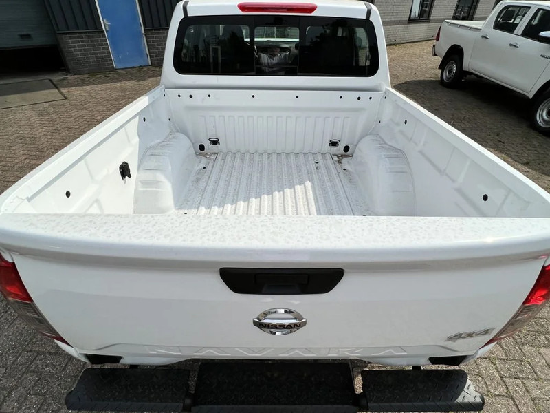 Nissan Navara 4x4 - 22 UNITS - 2.5 D Double Cab - XE - EURO 2 - NEW!! READY FOR WORK!!! - Pick-up, Transporter mit Doppelkabine: das Bild 4 Nissan Navara 4x4 - 22 UNITS - 2.5 D Double Cab - XE - EURO 2 - NEW!! READY FOR WORK!!! - Pick-up, Transporter mit Doppelkabine: das Bild 4
