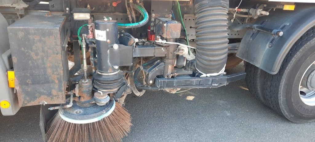 Mercedes-Benz 1824 Axor 1-Hand - Kehrmaschine: das Bild 5 Mercedes-Benz 1824 Axor 1-Hand - Kehrmaschine: das Bild 5