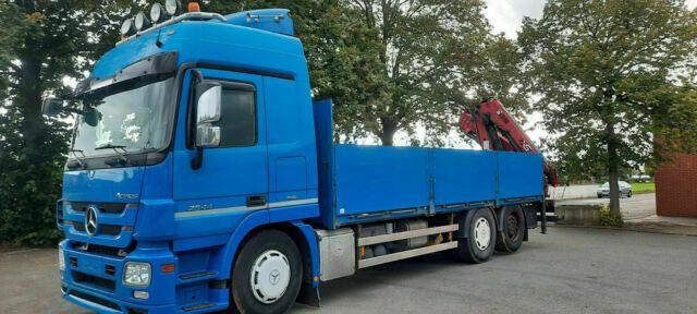 Pritsche LKW, Autokran Mercedes-Benz 2544 Pritsche mit Kran Hiab XS am Heck: das Bild 1