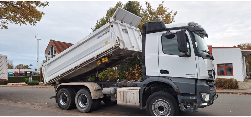 Mercedes-Benz 2648 3348 - Kipper: das Bild 2 Mercedes-Benz 2648 3348 - Kipper: das Bild 2