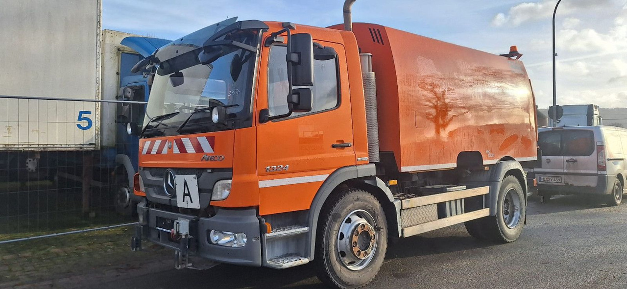 Mercedes-Benz Atego 1524 2 6-Zyl. 4x2 - Kehrmaschine: das Bild 1 Mercedes-Benz Atego 1524 2 6-Zyl. 4x2 - Kehrmaschine: das Bild 1