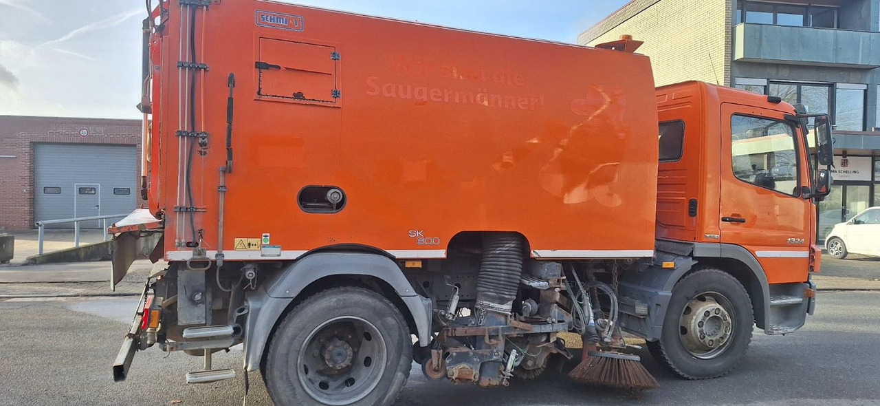 Mercedes-Benz Atego 1524 2 6-Zyl. 4x2 - Kehrmaschine: das Bild 2 Mercedes-Benz Atego 1524 2 6-Zyl. 4x2 - Kehrmaschine: das Bild 2