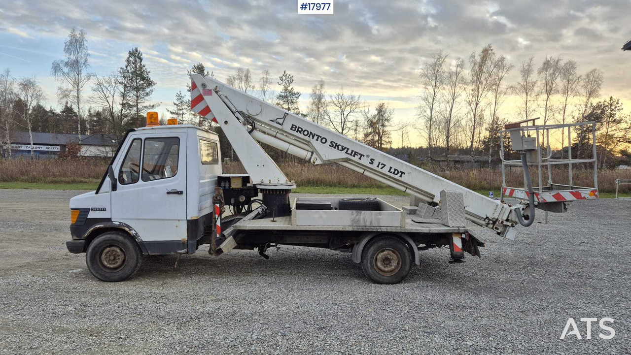BRONTO SKYLIFT basket lift on Mercedes-Benz 308D chassis (1992) - LKW mit Arbeitsbühne: das Bild 4 BRONTO SKYLIFT basket lift on Mercedes-Benz 308D chassis (1992) - LKW mit Arbeitsbühne: das Bild 4