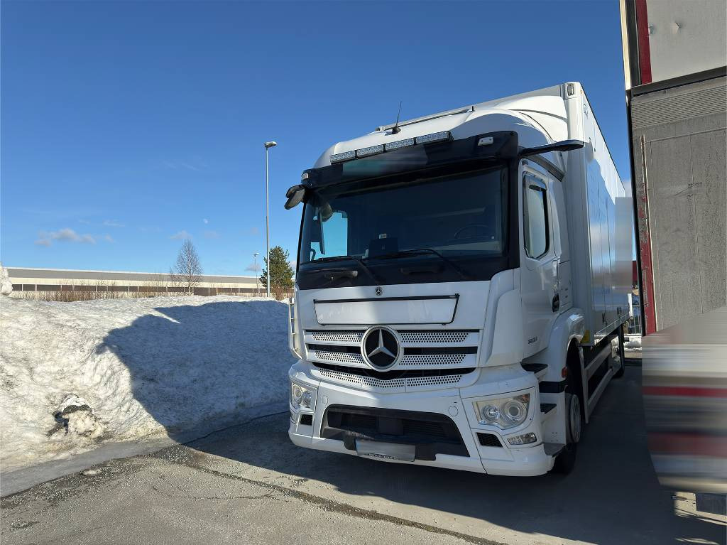 Mercedes-Benz Actros 1833 - Koffer LKW: das Bild 2 Mercedes-Benz Actros 1833 - Koffer LKW: das Bild 2