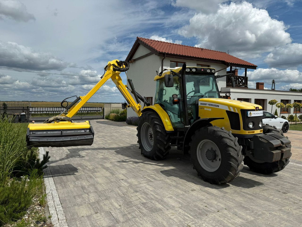 Massey Ferguson 6445 z kosiarką wysięgnikową do poboczy Rousseau T hénor 510 L FI - Traktor: das Bild 1 Massey Ferguson 6445 z kosiarką wysięgnikową do poboczy Rousseau T hénor 510 L FI - Traktor: das Bild 1