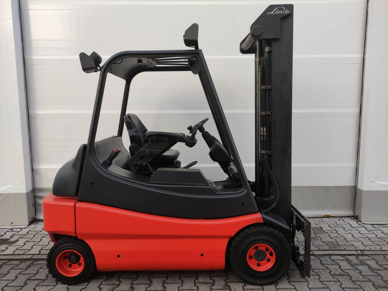 Linde E30-336-03 (LACK NEU) - Elektrostapler: das Bild 2 Linde E30-336-03 (LACK NEU) - Elektrostapler: das Bild 2