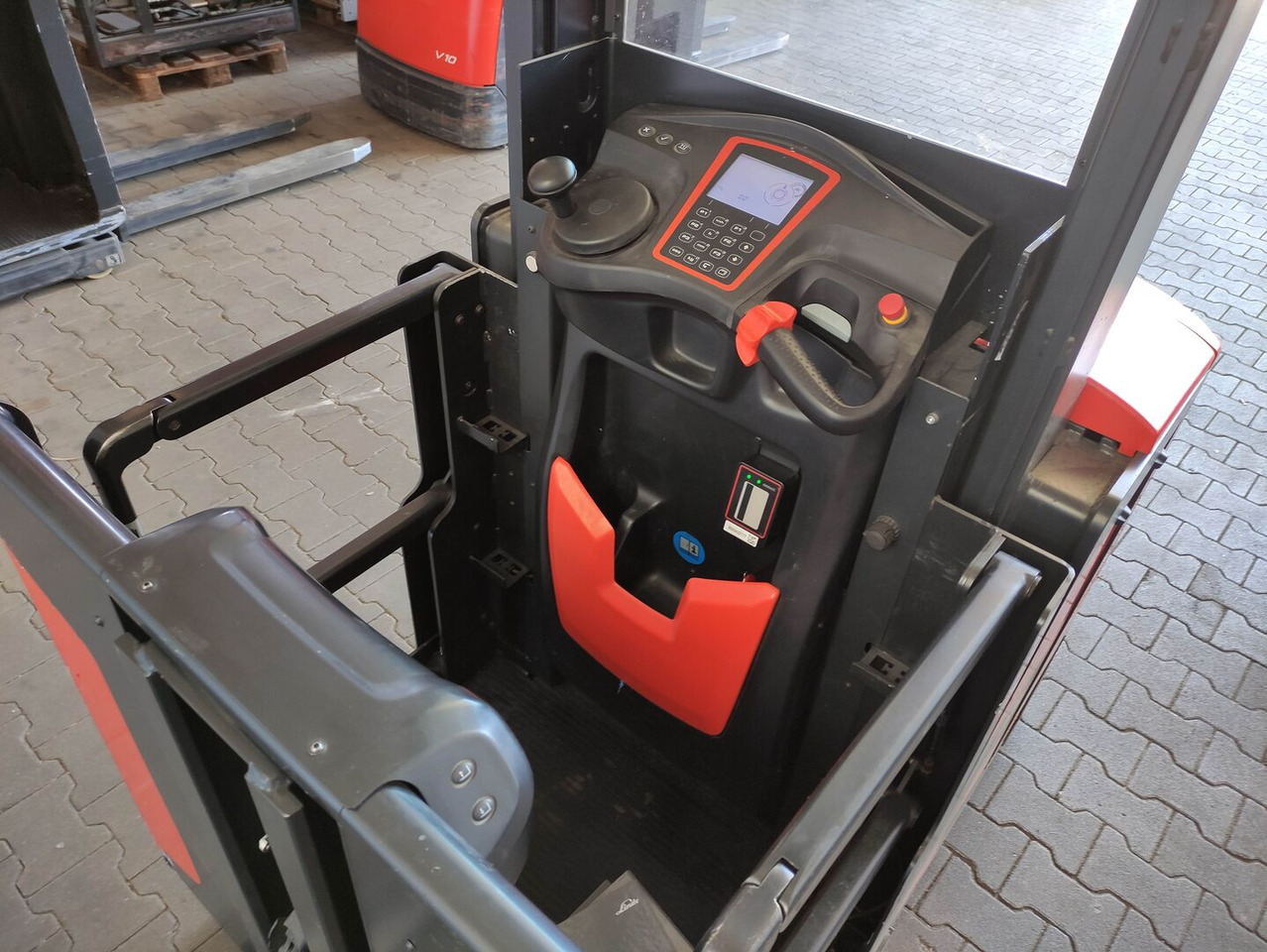 Linde V10-02 - Kommissionierer: das Bild 5 Linde V10-02 - Kommissionierer: das Bild 5