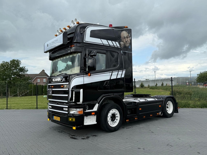 Scania R 144 530 SHOW TRUCK, INTERIEUR, OPEN UITLAAT, HOBBY, TOP. - Sattelzugmaschine: das Bild 2 Scania R 144 530 SHOW TRUCK, INTERIEUR, OPEN UITLAAT, HOBBY, TOP. - Sattelzugmaschine: das Bild 2