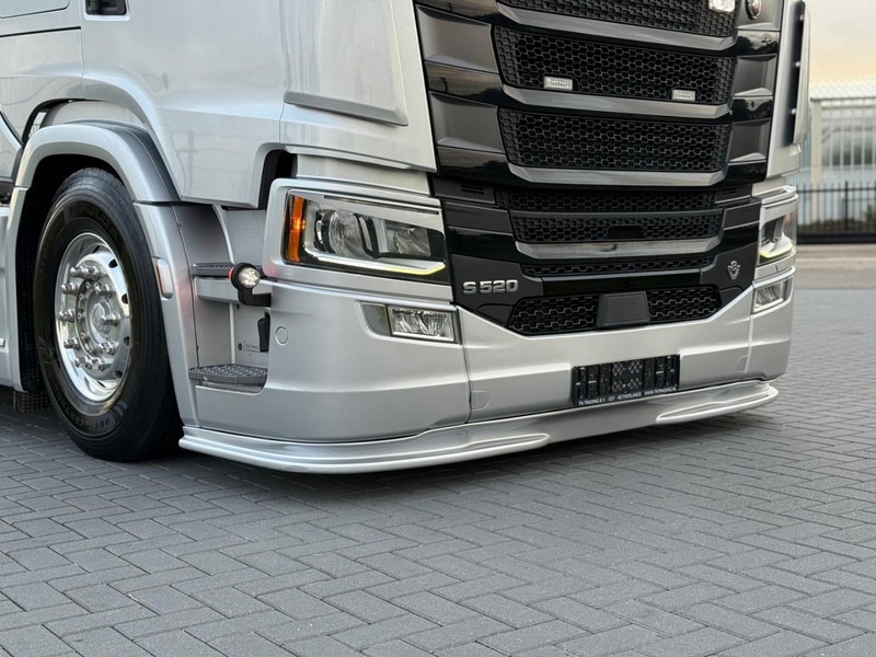 Scania S520 V8 NGS TOPAUTO, SHOW INTERIEUR, PTO, ALCOA, VOLLUCHT, RETARDER. - Sattelzugmaschine: das Bild 2 Scania S520 V8 NGS TOPAUTO, SHOW INTERIEUR, PTO, ALCOA, VOLLUCHT, RETARDER. - Sattelzugmaschine: das Bild 2
