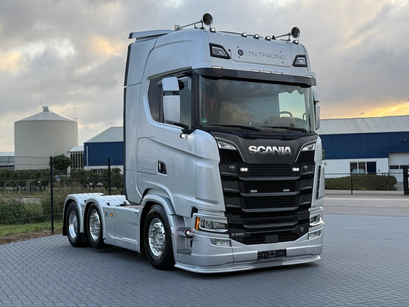Scania S520 V8 NGS TOPAUTO, SHOW INTERIEUR, PTO, ALCOA, VOLLUCHT, RETARDER. - Sattelzugmaschine: das Bild 1 Scania S520 V8 NGS TOPAUTO, SHOW INTERIEUR, PTO, ALCOA, VOLLUCHT, RETARDER. - Sattelzugmaschine: das Bild 1
