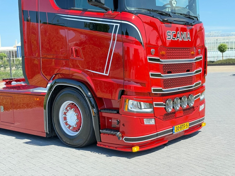 Scania S530 SHOW TRUCK, FULL AIR, LEATHER, OPEN EXHAUST. - Sattelzugmaschine: das Bild 4 Scania S530 SHOW TRUCK, FULL AIR, LEATHER, OPEN EXHAUST. - Sattelzugmaschine: das Bild 4