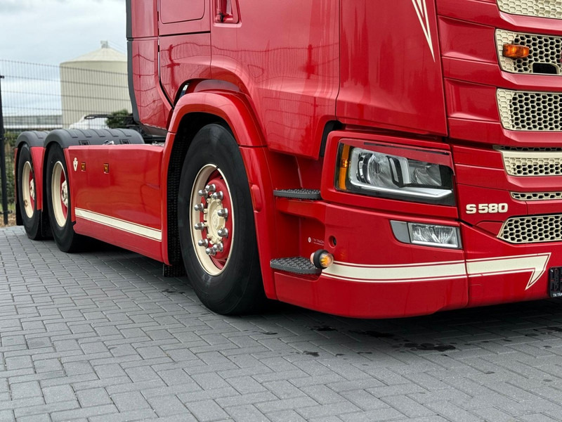 Scania S580 V8 NGS 6X4, NAAFREDUCTIE, SHOWTRUCK, VOLLUCHT, RETARDER. - Sattelzugmaschine: das Bild 3 Scania S580 V8 NGS 6X4, NAAFREDUCTIE, SHOWTRUCK, VOLLUCHT, RETARDER. - Sattelzugmaschine: das Bild 3