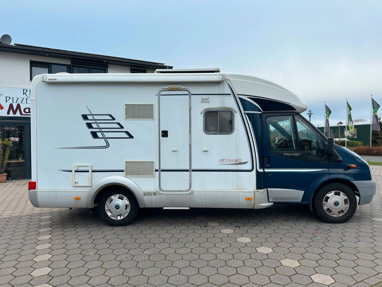 HYMER / ERIBA / HYMERCAR TRAMP T 572 CL/Festbett/Klima/Markise HYMER / ERIBA / HYMERCAR TRAMP T 572 CL/Festbett/Klima/Markise - Teilintegriertes Wohnmobil: das Bild 4 HYMER / ERIBA / HYMERCAR TRAMP T 572 CL/Festbett/Klima/Markise HYMER / ERIBA / HYMERCAR TRAMP T 572 CL/Festbett/Klima/Markise - Teilintegriertes Wohnmobil: das Bild 4