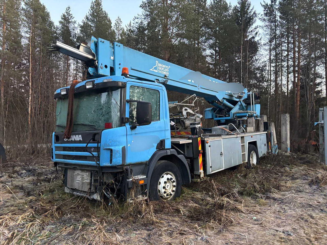 Scania P94 truck and Bronto Skylift telescopic crane - Autokran: das Bild 1 Scania P94 truck and Bronto Skylift telescopic crane - Autokran: das Bild 1